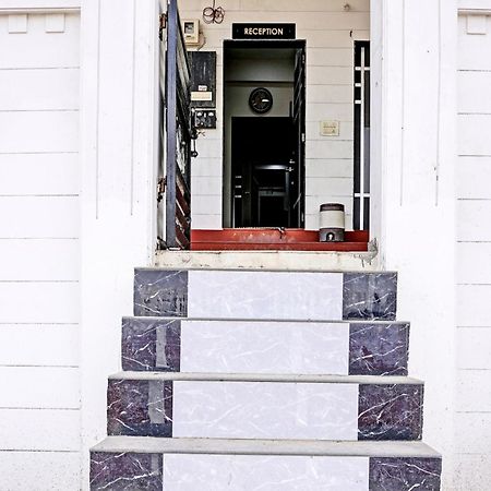 Hotel O White Palace Hotel ラージコート エクステリア 写真