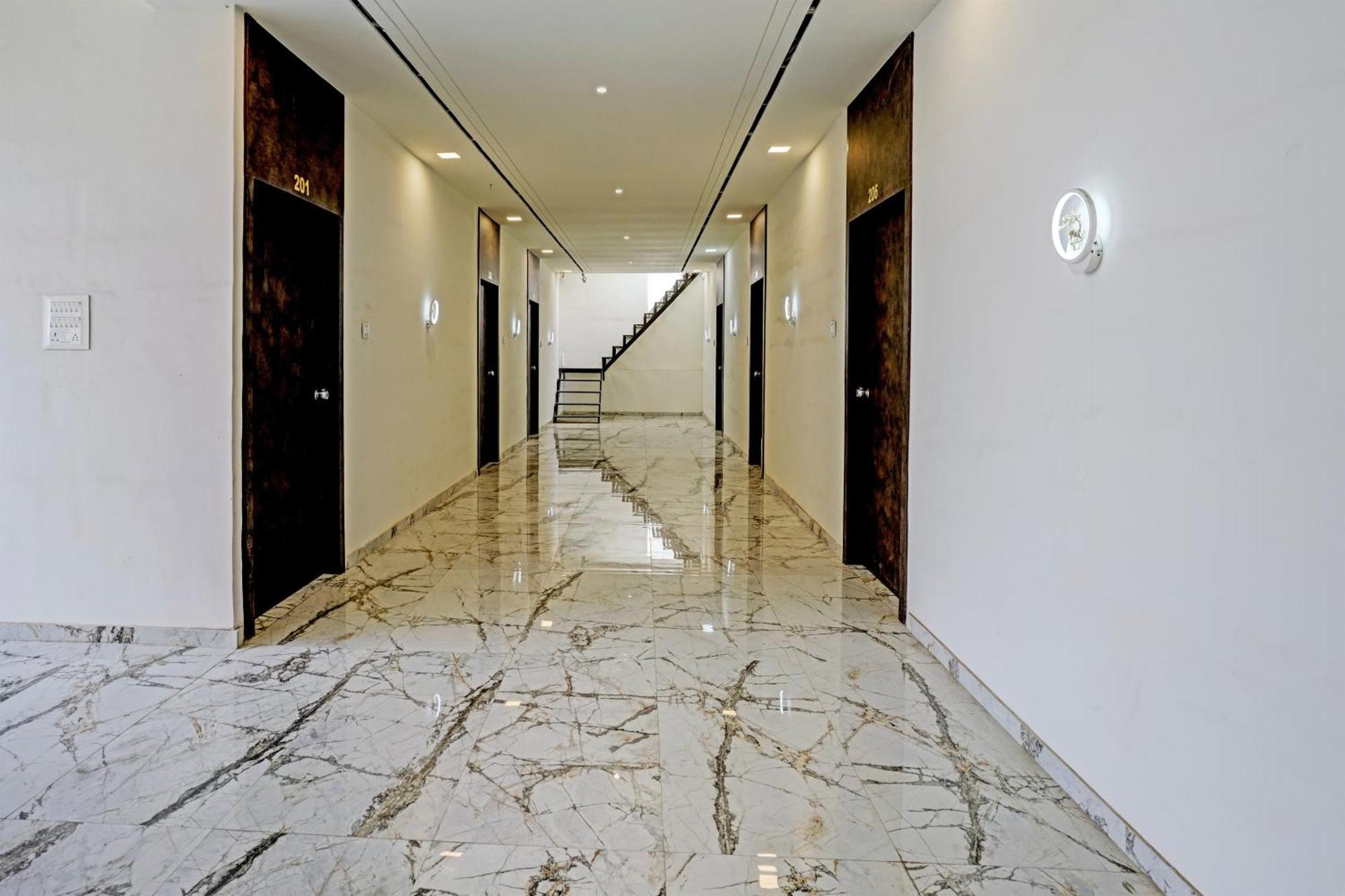Hotel O White Palace Hotel ラージコート エクステリア 写真