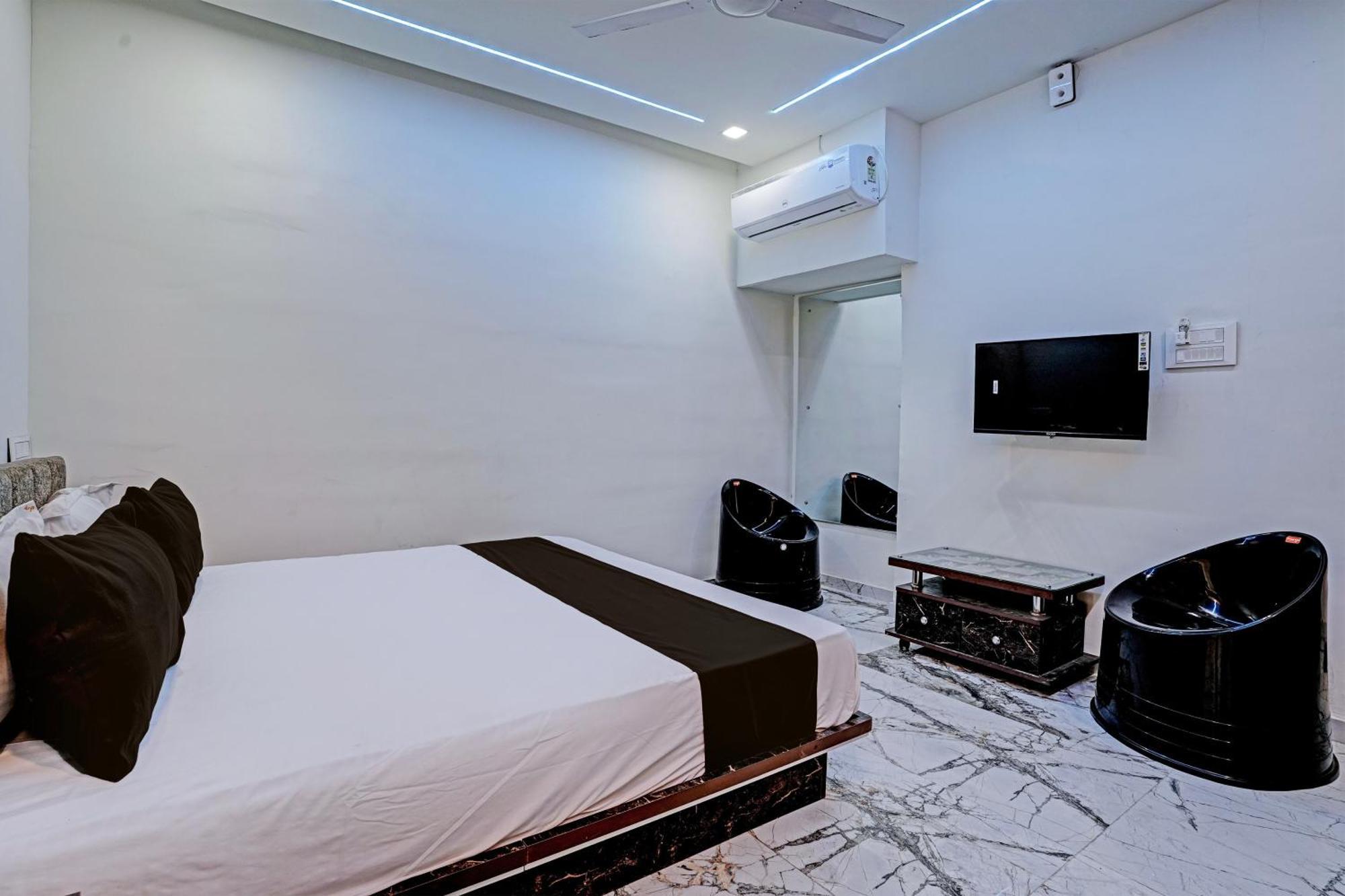 Hotel O White Palace Hotel ラージコート エクステリア 写真