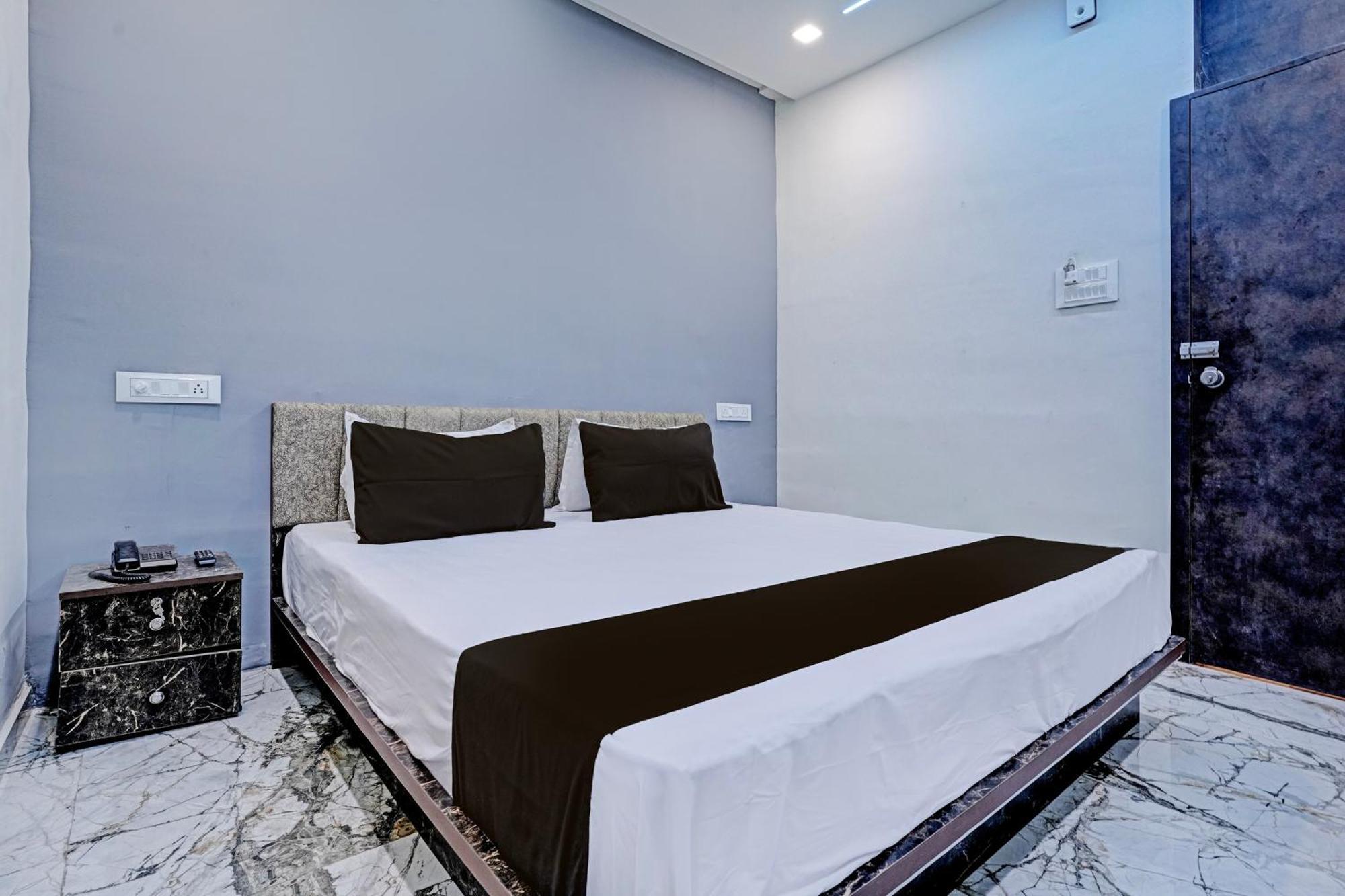 Hotel O White Palace Hotel ラージコート エクステリア 写真