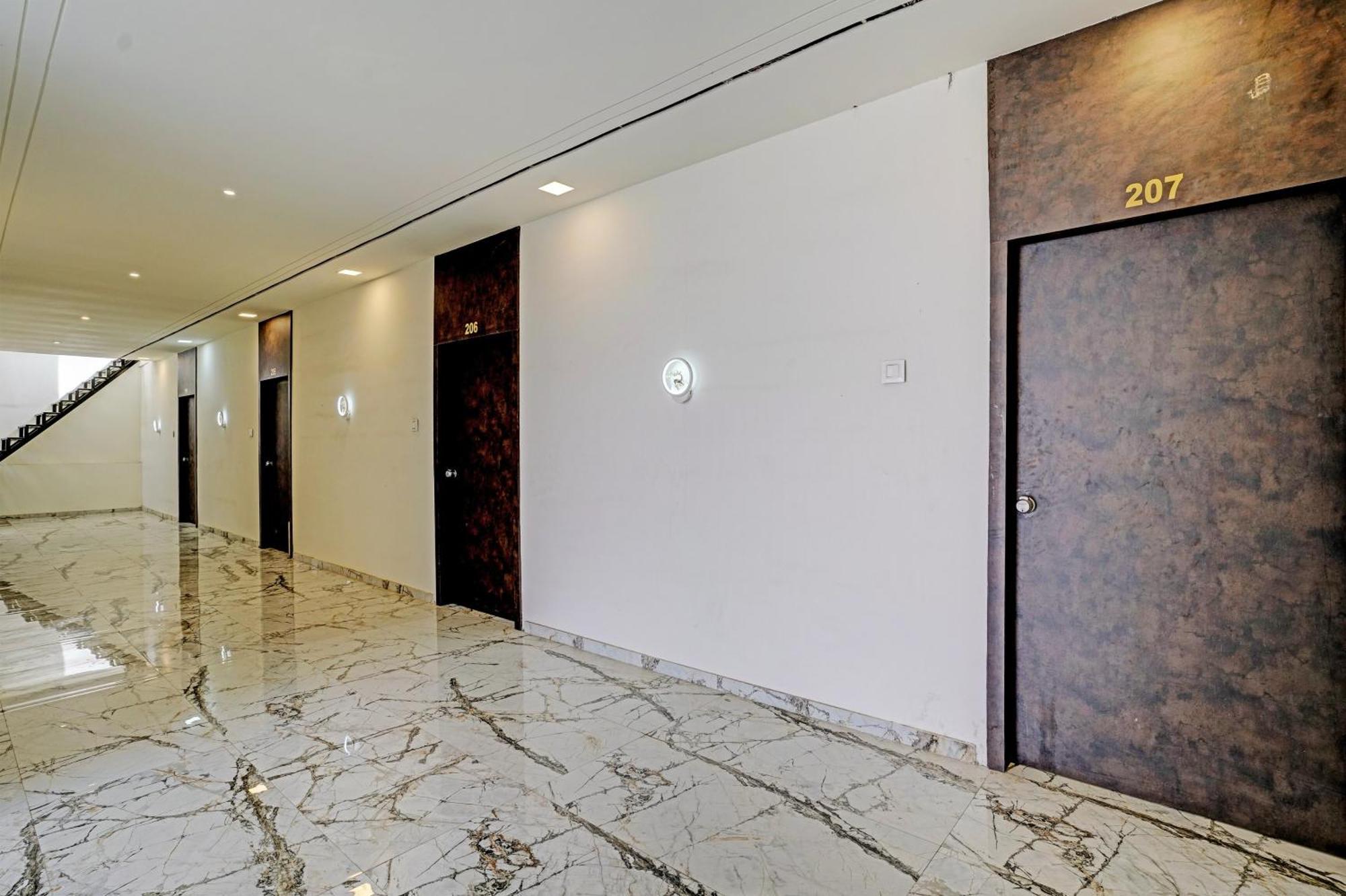 Hotel O White Palace Hotel ラージコート エクステリア 写真