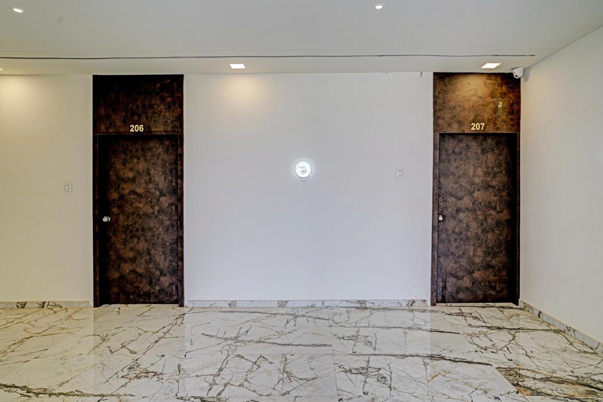 Hotel O White Palace Hotel ラージコート エクステリア 写真