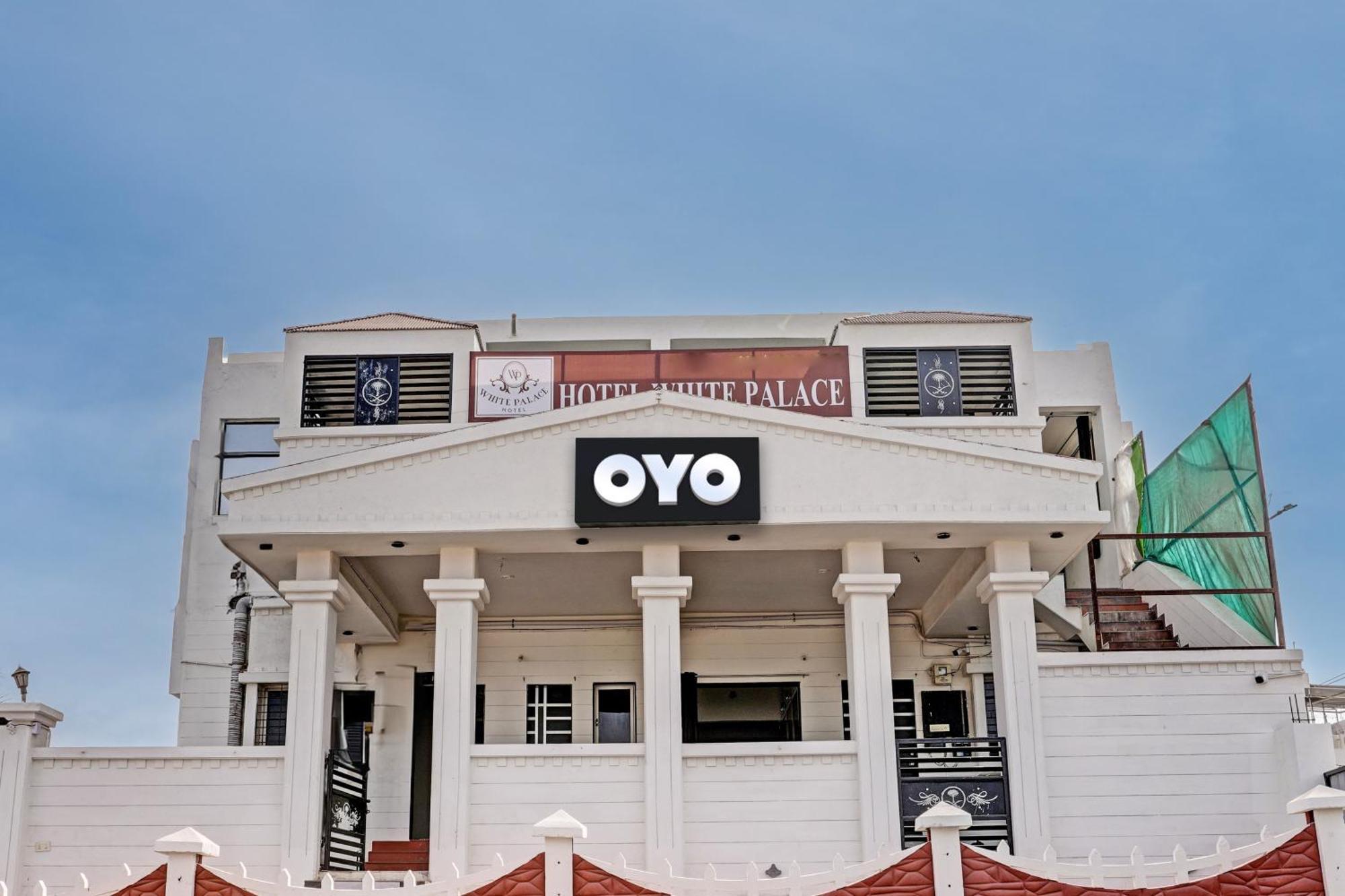 Hotel O White Palace Hotel ラージコート エクステリア 写真