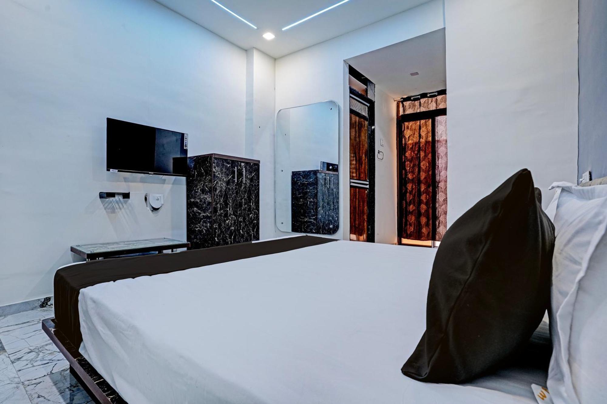 Hotel O White Palace Hotel ラージコート エクステリア 写真