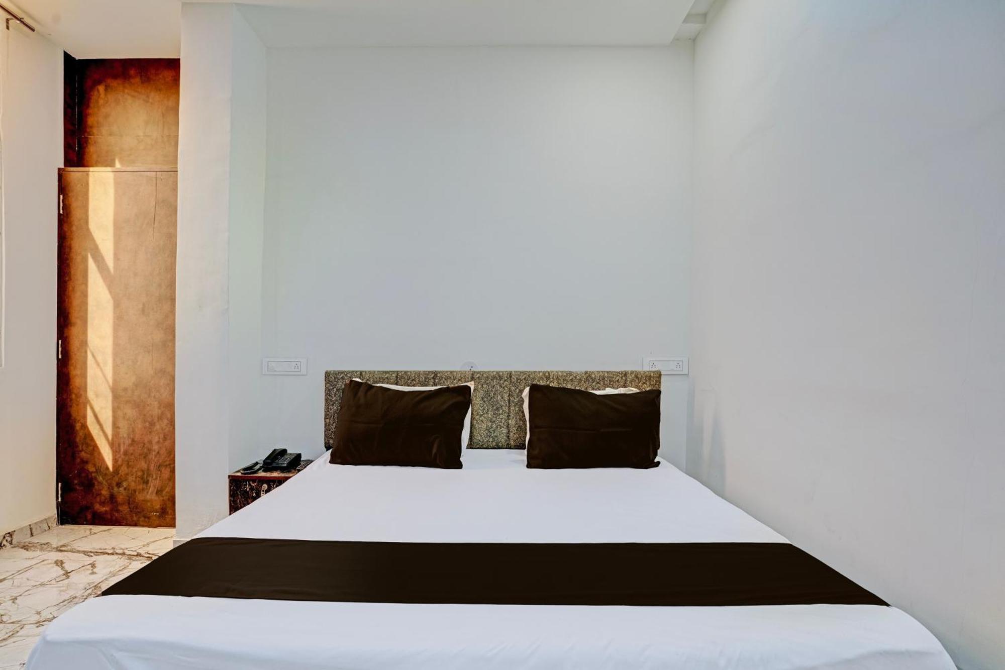 Hotel O White Palace Hotel ラージコート エクステリア 写真