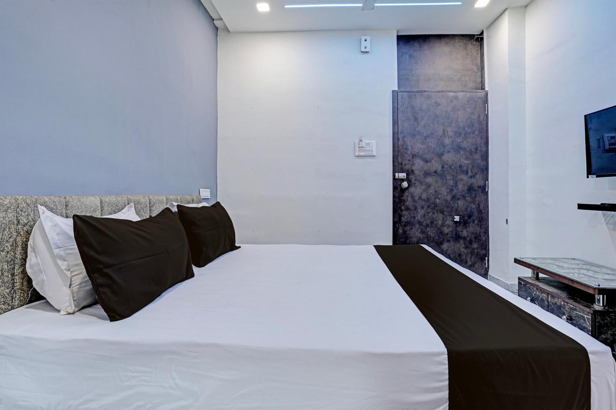 Hotel O White Palace Hotel ラージコート エクステリア 写真